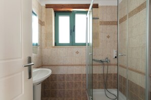 Shower, hair dryer, towels - Seafront Private Villa, 350m Away From Organised Sandy Beach (Rethymno)