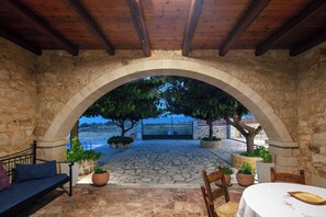 Outdoor dining - Seafront Private Villa, 350m Away From Organised Sandy Beach (Rethymno)