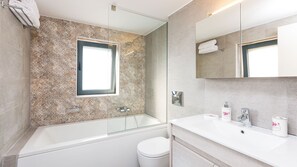 Dusche, Whirlpool, Haartrockner, Handtücher