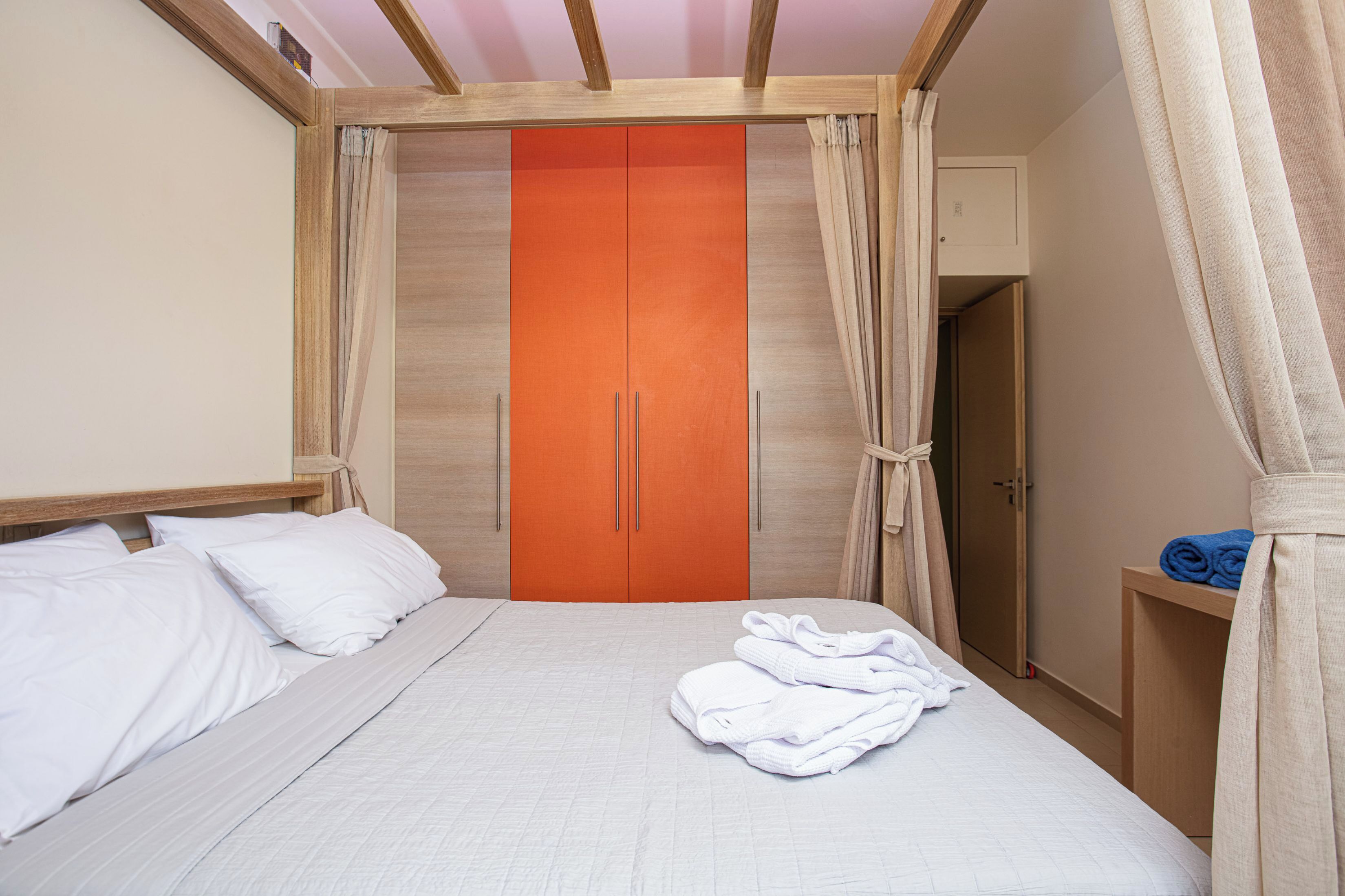 Tabla de planchar con plancha, cuna de viaje, internet y ropa de cama 