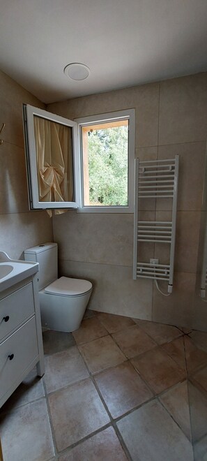 Shower, hair dryer, towels, soap - Bed and breakfast, Besse sur Issole, Var. Ideal for a quiet, sunny stay (Besse-sur-Issole)