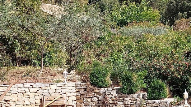 A swimming pool with a stone wall and a wooden bench, surrounded by greenery and trees. - Bed and breakfast, Besse sur Issole, Var. Ideal for a quiet, sunny stay (Besse-sur-Issole)