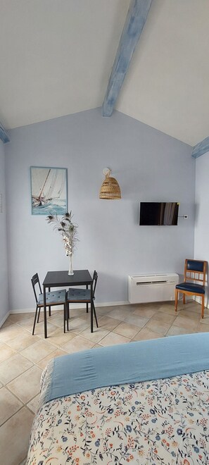 Room - Vrbo Property (Besse-sur-Issole)