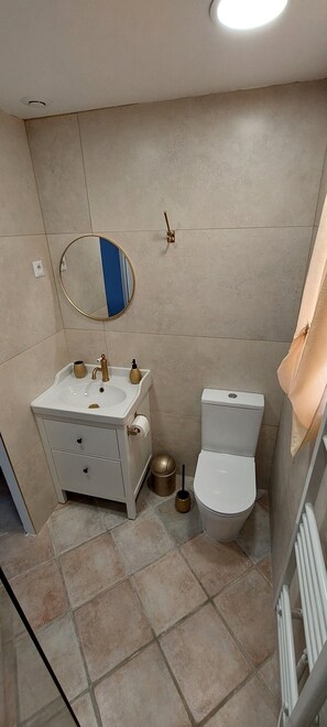 Bathroom - Vrbo Property (Besse-sur-Issole)