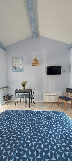 1 bedroom, free WiFi, bed sheets - Bed and breakfast, Besse sur Issole, Var. Ideal for a quiet, sunny stay (Besse-sur-Issole)