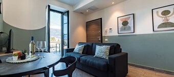 Ciclamino - Apartamento moderno con aparcamiento privado. Vistas al lago