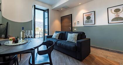 Ciclamino - Modern apartment with private parking. Lake view