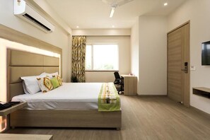 City Studio, City View | Desk, laptop workspace, soundproofing, free WiFi - SILVER OAK (Gurugram)