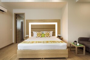 Desk, laptop workspace, soundproofing, free WiFi - SILVER OAK (Gurugram)