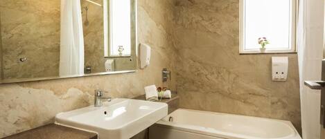 Familien-Suite, Stadtblick | Badezimmer | Dusche, kostenlose Toilettenartikel, Handtücher, Seife