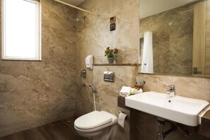 Kahden hengen deluxe-huone, kaupunkinäköala | Kylpyhuone | Suihku, ilmaiset hygieniatuotteet, pyyhkeet, saippua