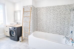 シャワー、ヘアドライヤー、タオル、石鹸