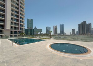 Outdoor pool - Bloomfields Magnificent 1Br Al Marya  (Abu Dhabi)