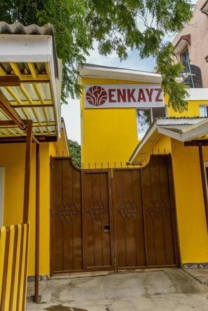 Exterior - Enkayz Stay & Eatery Mombasa (Mombasa)