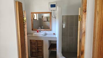 Regadera, toallas, jabón, papel de baño