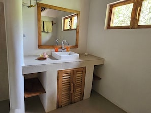 Douche, serviettes fournies, savon, papier toilette