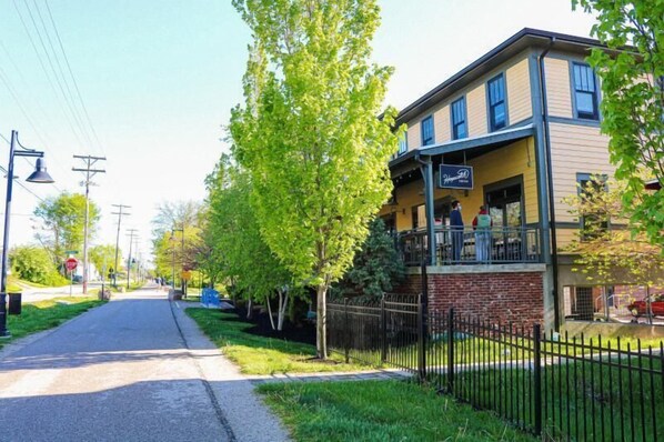 A two-story building with a balcony and a sign that reads "Hotel". - Dixie Street Artist Retreat | 2 BR, 1 Bath Apt Near B-Line & Downtown (Bloomington)