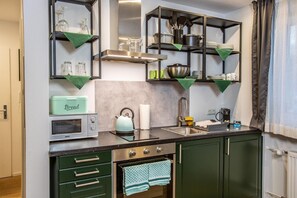 Kühlschrank, Mikrowelle, Ofen, Herdplatte