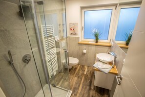 Douche, articles de toilette gratuits, sèche-cheveux