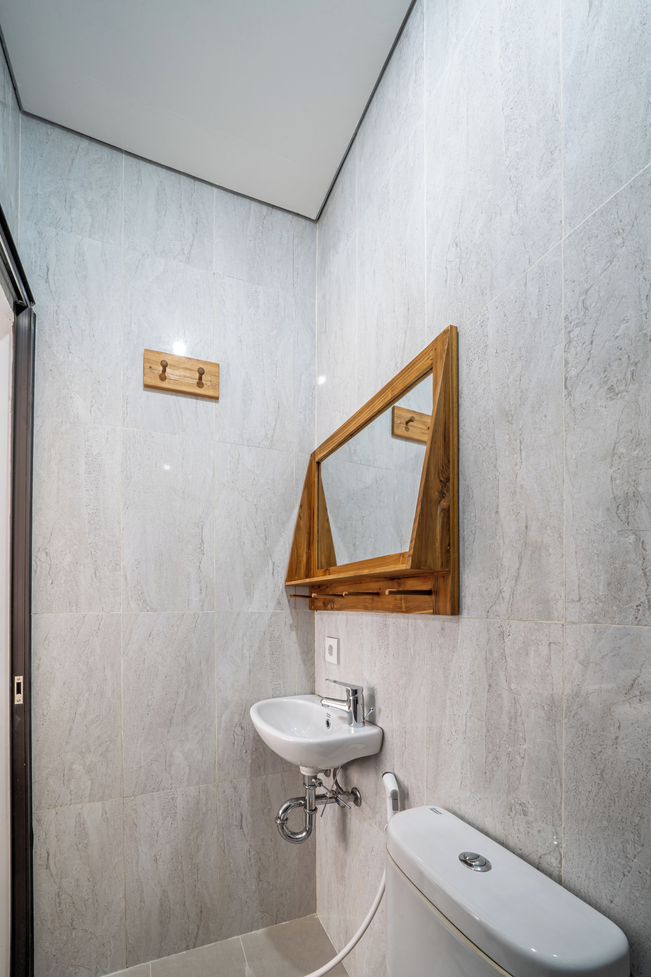 Standaard kamer, 1 queensize bed | Badkamer | Een douche, gratis toiletartikelen, een bidet, handdoeken