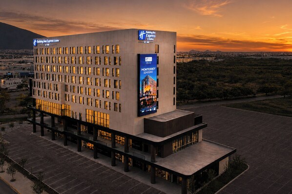 A modern hotel with a large sign advertising the Monterrey Sendero hotel. - Holiday Inn Express and Suites Monterrey Sendero by IHG (Escobedo)