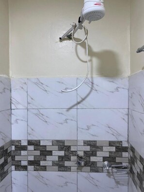 Shower, towels, soap, toilet paper - Serene studio in  Donholm, Bee center, Nairobi perfect for your city getaway (Donholm)