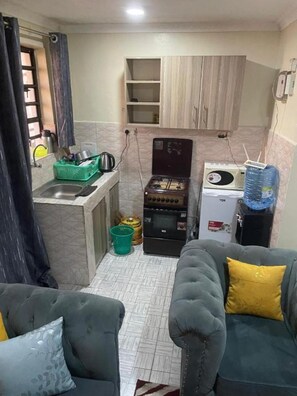 Private kitchen - Serene studio in  Donholm, Bee center, Nairobi perfect for your city getaway (Donholm)