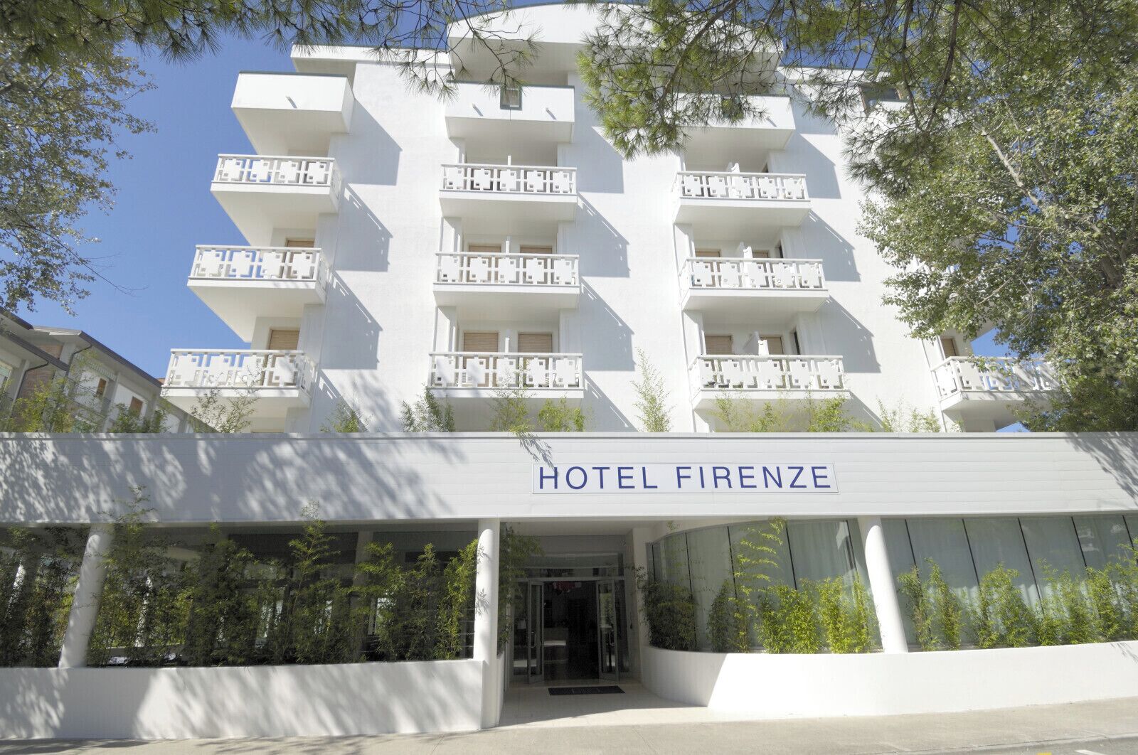 Ein modernes Hotel mit heller Fassade, mehreren Balkonen und einem gut sichtbaren Eingang.