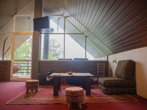 Suite, balcón, vistas a la montaña | Interior