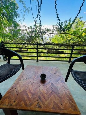 Habitación triple Deluxe, balcón, vistas a la montaña | Terraza o patio