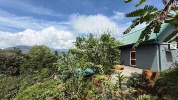 Deluxe-Villa, Balkon, Bergblick | Unterkunftsgelände