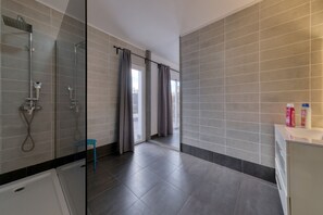 Shower, hair dryer, towels, soap - Casa Edén - Luxury Villa By LVH (Charco del Palo)