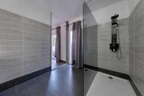 Shower, hair dryer, towels, soap - Casa Edén - Luxury Villa By LVH (Charco del Palo)