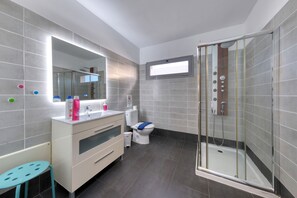Douche, sèche-cheveux, serviettes fournies, savon