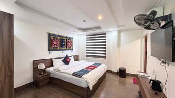 Deluxe Room, City View | Laptop workspace, blackout curtains, soundproofing, free WiFi