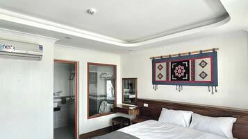 Deluxe Room, Mountain View | Laptop workspace, blackout curtains, soundproofing, free WiFi