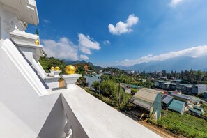 Habitación familiar doble, balcón, vistas a la montaña | Jardines del alojamiento