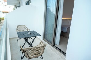 Chambre Double Deluxe, balcon, vue ville | Restauration extérieure