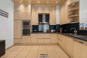 Fridge, microwave, oven, stovetop - Escapade Zeebries - spacious and bright apartment near the sea (De Panne)