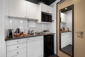 Fridge, microwave, coffee/tea maker, cookware/dishes/utensils - Harbourview Studio – Iconic Sydney Views from Potts Point (Potts Point)
