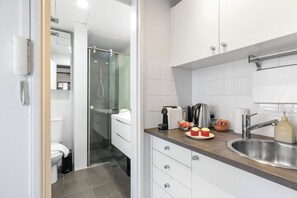 Shower, hair dryer, towels - Harbourview Studio – Iconic Sydney Views from Potts Point (Potts Point)