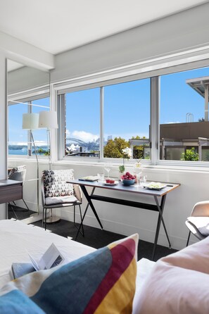 1 bedroom, desk, Internet - Harbourview Studio – Iconic Sydney Views from Potts Point (Potts Point)