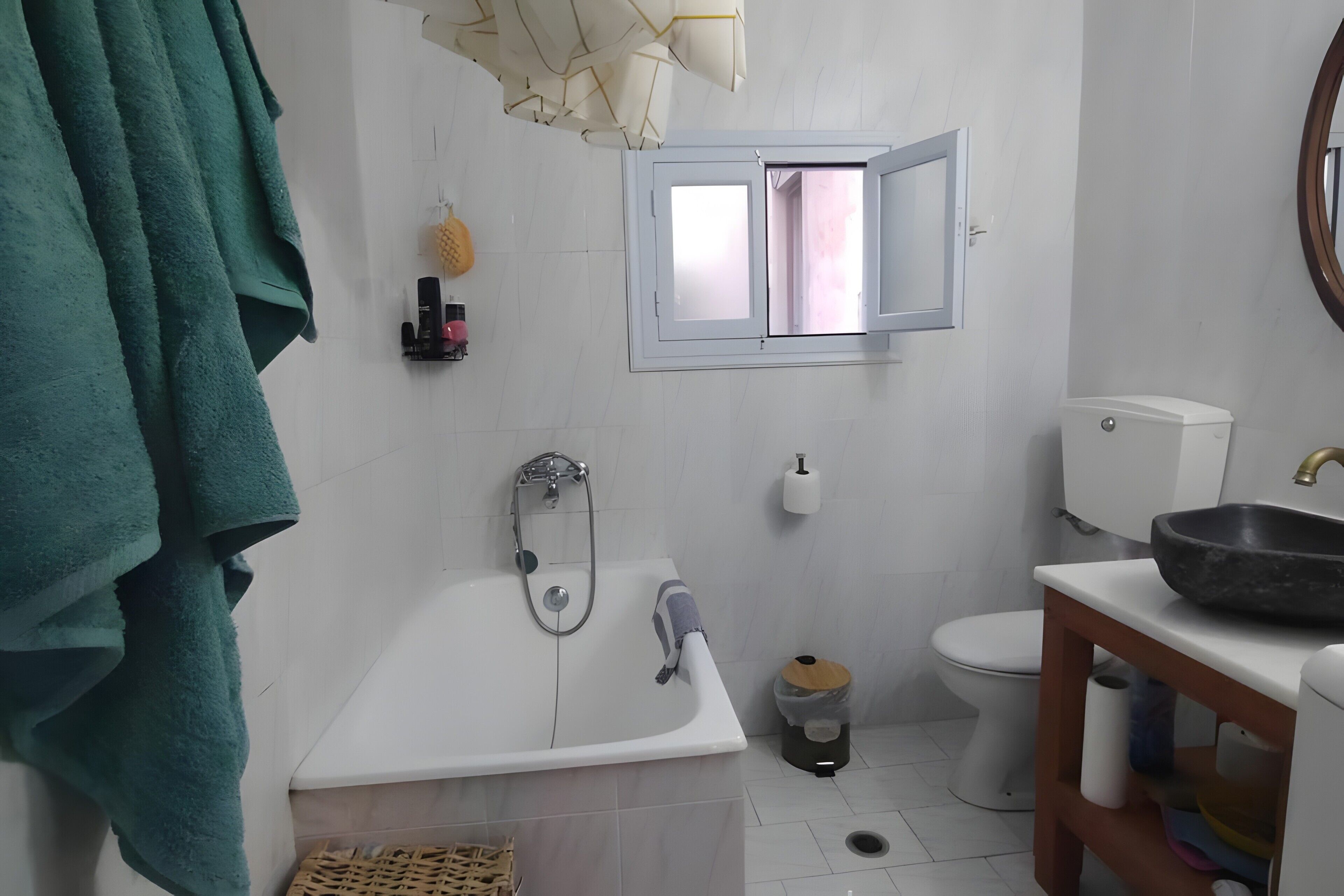 Douche, séchoir à cheveux, serviettes fournies