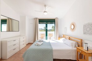 3 bedrooms, iron/ironing board, WiFi, bed sheets - Jávea Beach townhouse with pool for 6 (Jávea)