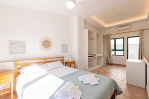 3 bedrooms, iron/ironing board, WiFi, bed sheets - Jávea Beach townhouse with pool for 6 (Jávea)