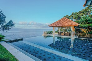 Outdoor pool - Raaga Samudra Villa (Padangbai)
