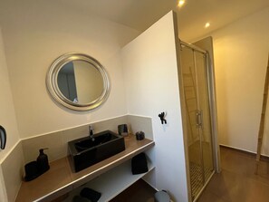 Shower, hair dryer, towels, toilet paper - VILLA SOUS LE PIN - 2 BDRMS - SWIMMING POOL (Zonza)