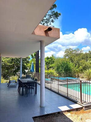 Outdoor dining - Vrbo Property (Zonza)