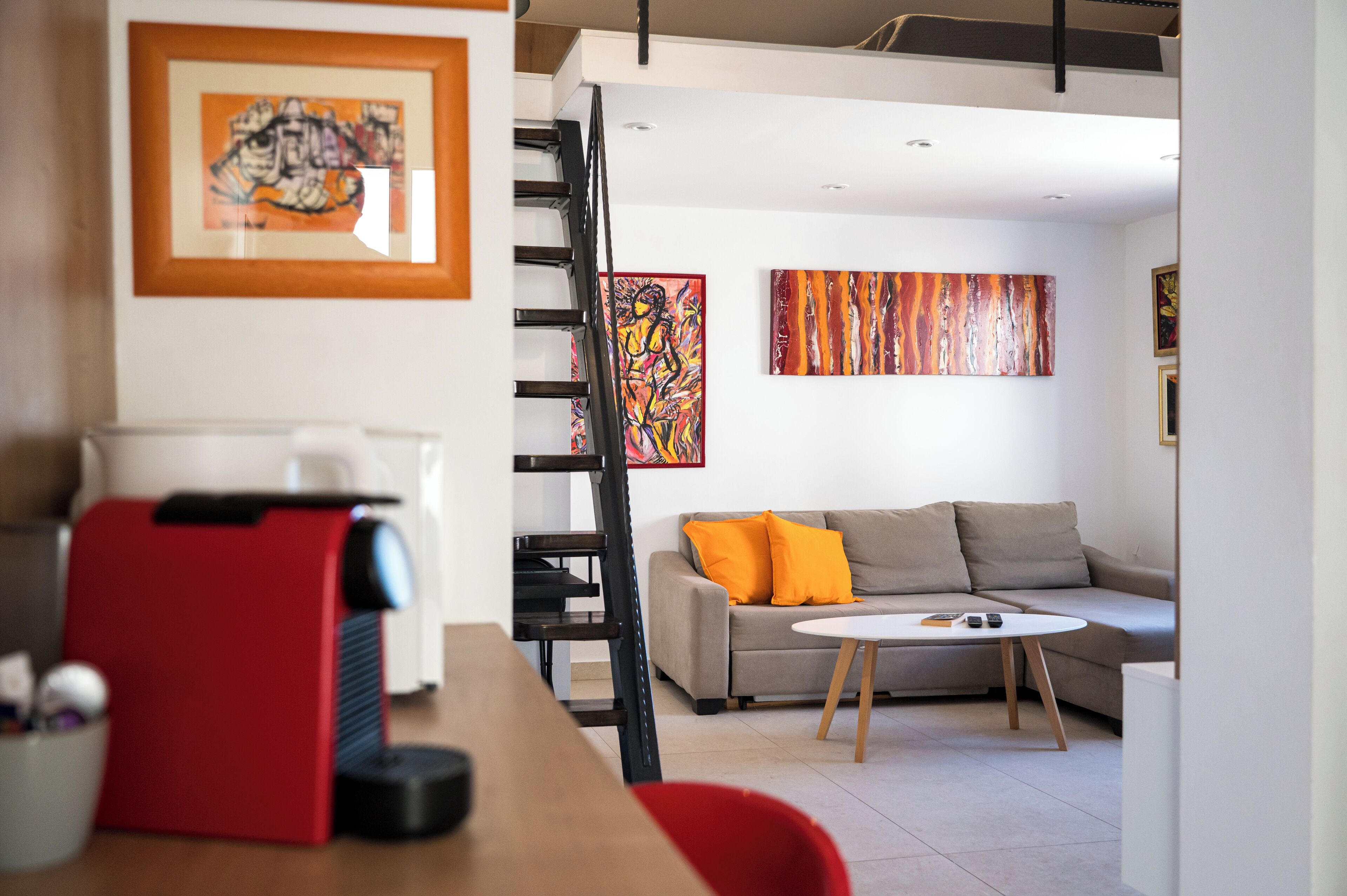 Duplex, Sea View | Ruang tamu | 80 cm sebuah televisyen pintar dengan kabel 