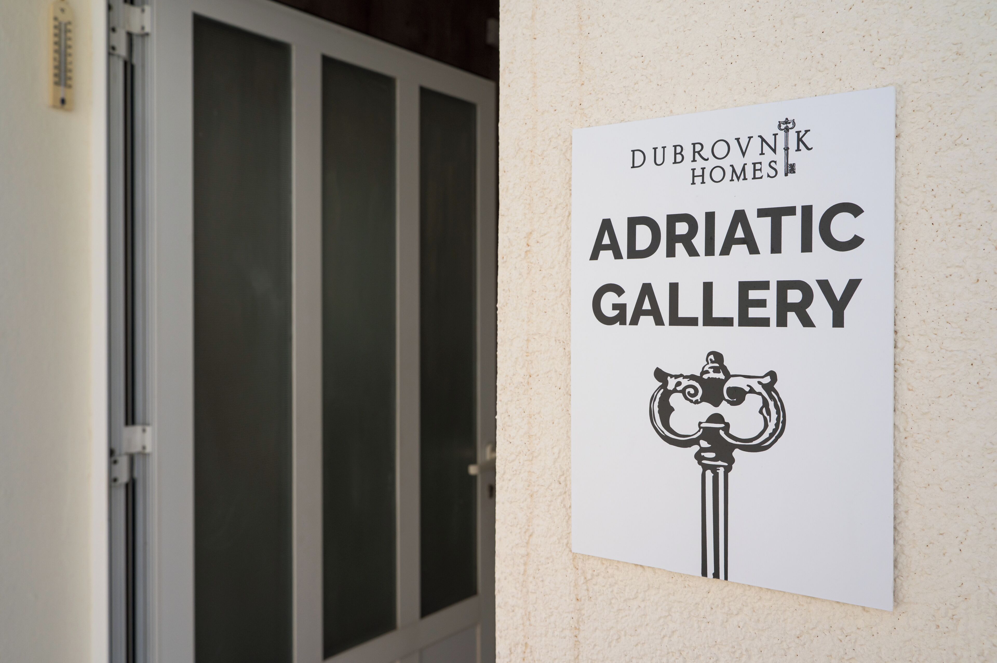 Opastekyltti Adriatic Gallery -gallerialle, joka sijaitsee Dubrovnik Homes -asuntoalueella.
